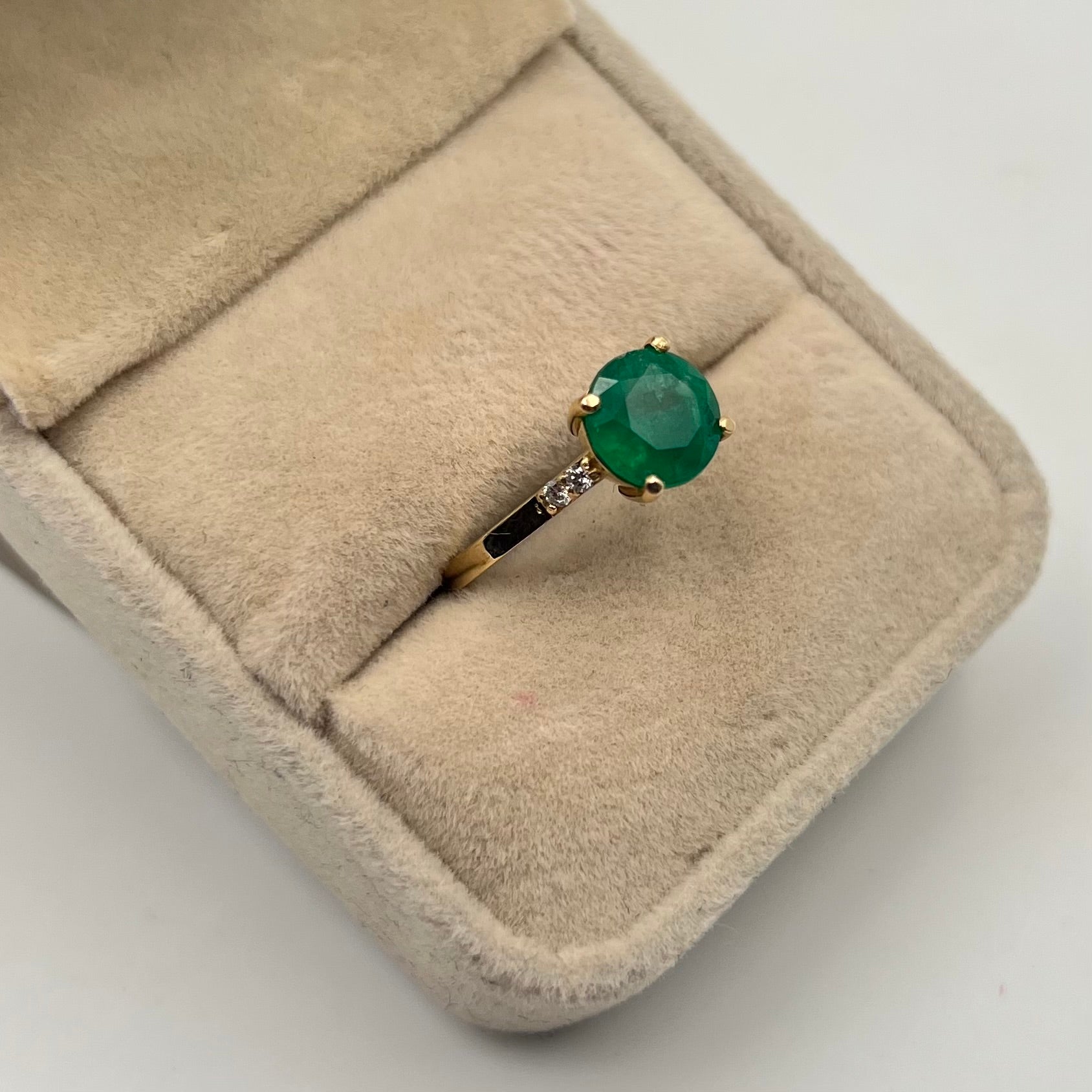 ANILLO ESMERALDA 2.1 CT Y DIAMANTE 0.08 CT ORO AMARILLO 18K / TALLA 7 2/4 / 3,45 GR