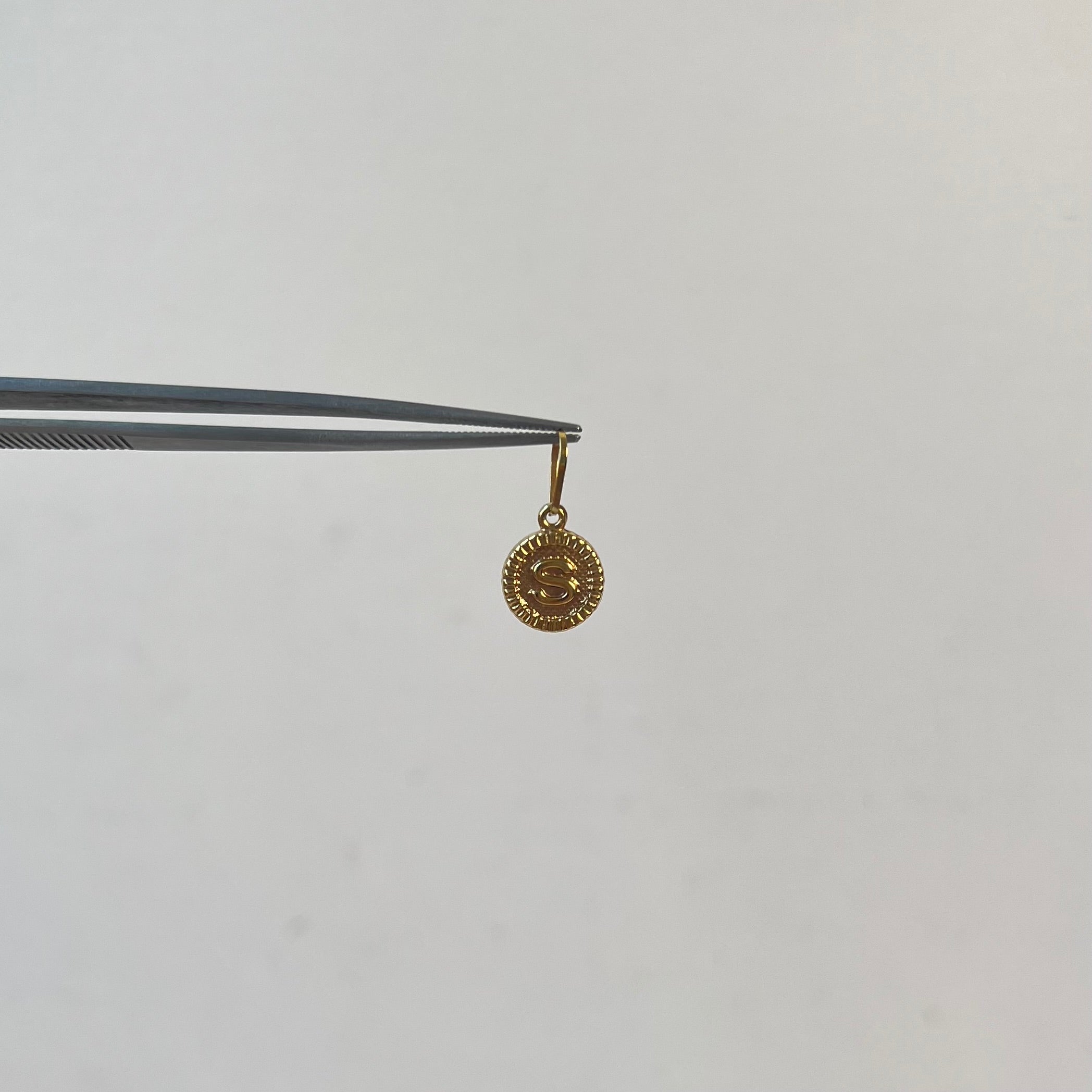 DIJE LETRA S ORO AMARILLO 18K 0,62 GR / 2,2 MM / 1,5 CM