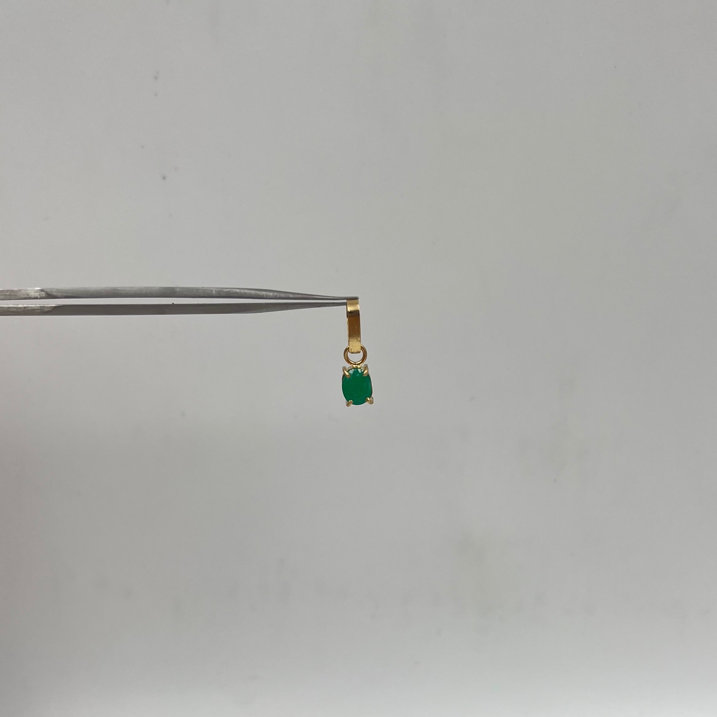 DIJE OVALADO ESMERALDA  ORO AMARILLO 18K / 0,68 GR / 5 MM / 1 CM (JOYA)