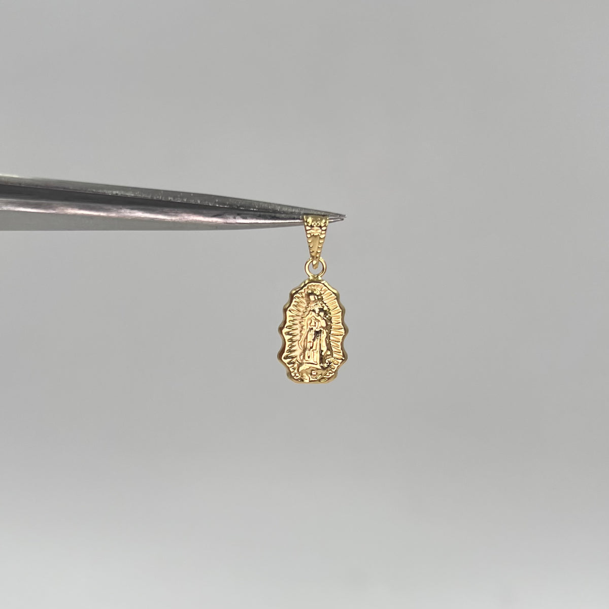 DIJE VIRGEN DE GUADALUPE SILUETA ORO AMARILLO 18K 0,67 GR / 9 MM / 1,5 CM