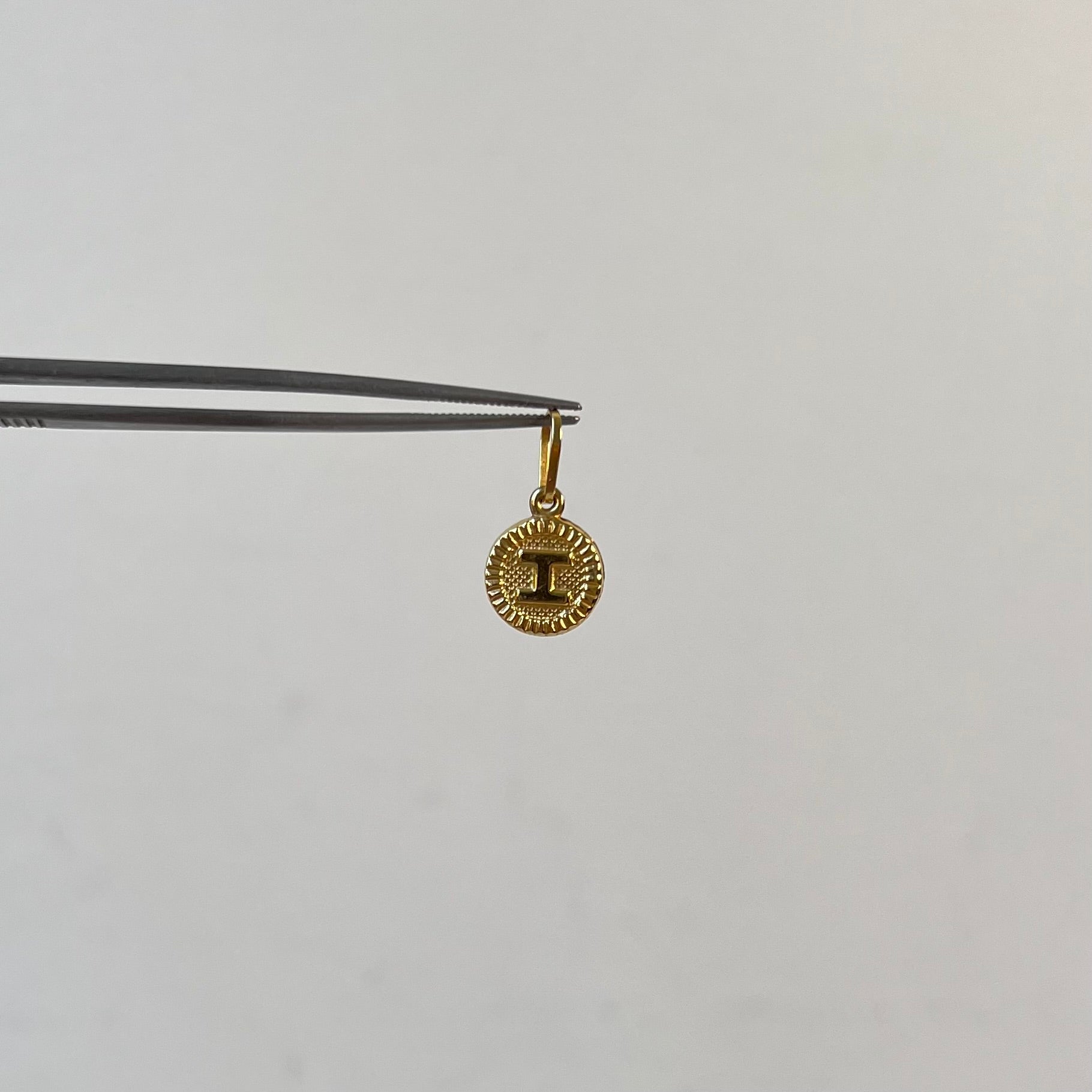 DIJE DIJE LETRA I ORO AMARILLO 18K 0,65 GR / 2,1 MM / 1,5 CM
