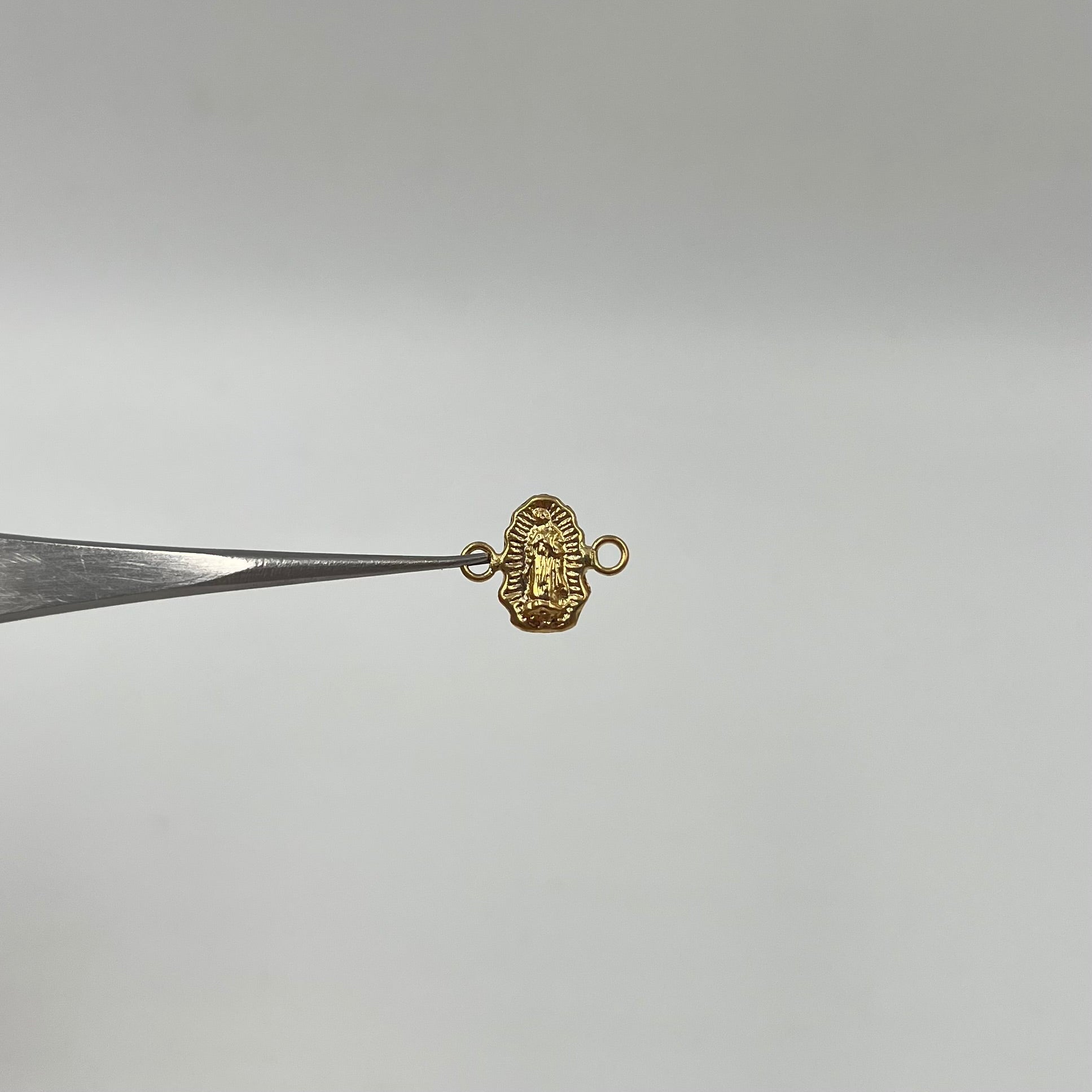 HERRAJE VIRGEN DE GUADALUPE SILUETA ORO AMARILLO 18K 0,32 GR / 1,2 CM