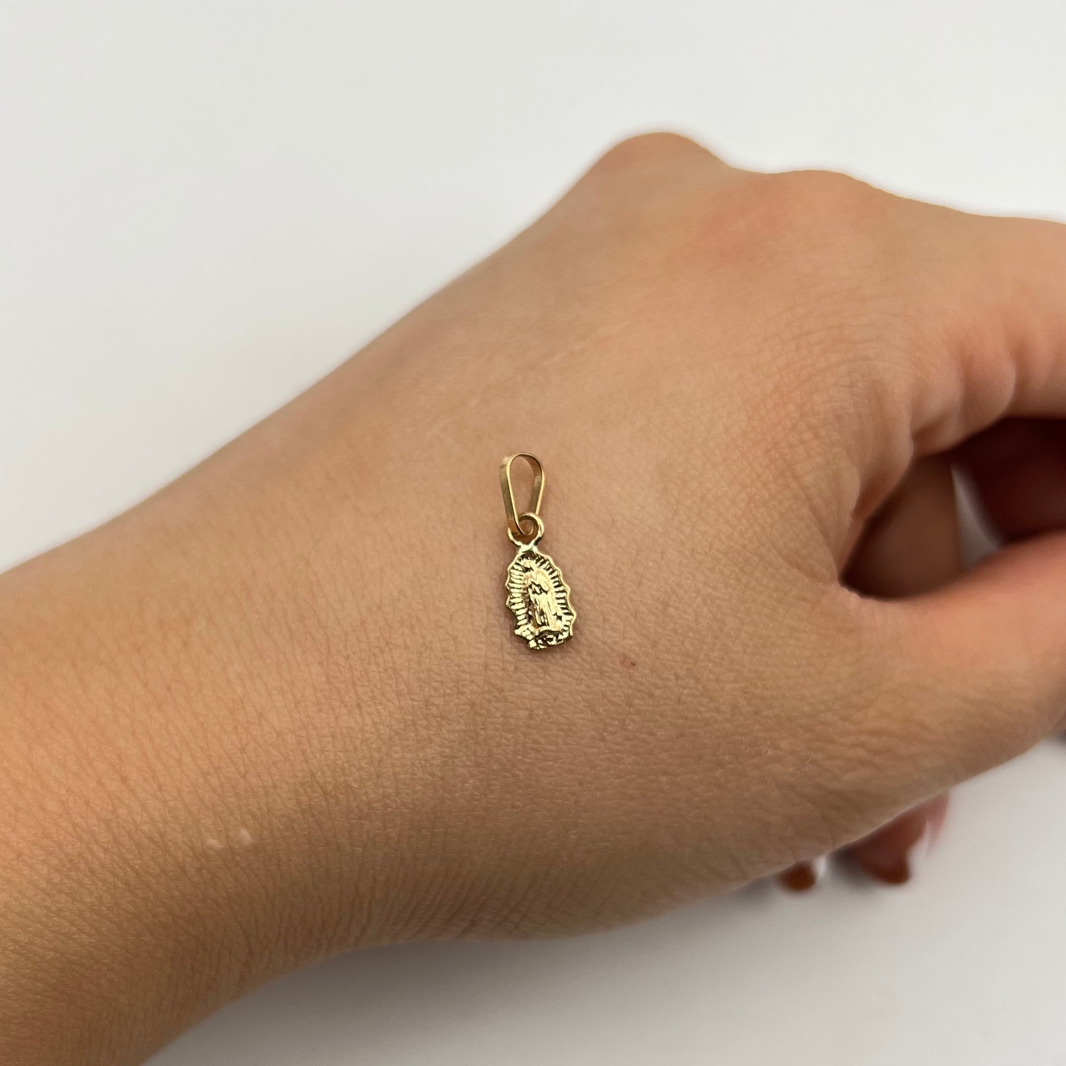 DIJE VIRGEN DE GUADALUPE SILUETA  ORO AMARILLO 18K 0,35 GR / 5 MM / 1 CM