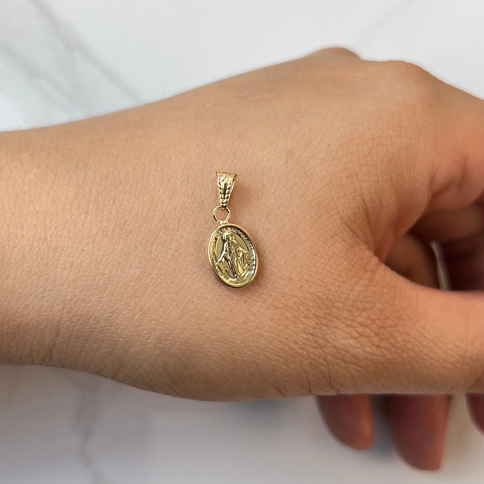 DIJE VIRGEN DE LA MILAGROSA  ORO AMARILLO 18K 0,39 GR / 7,8 MM / 1,3 CM