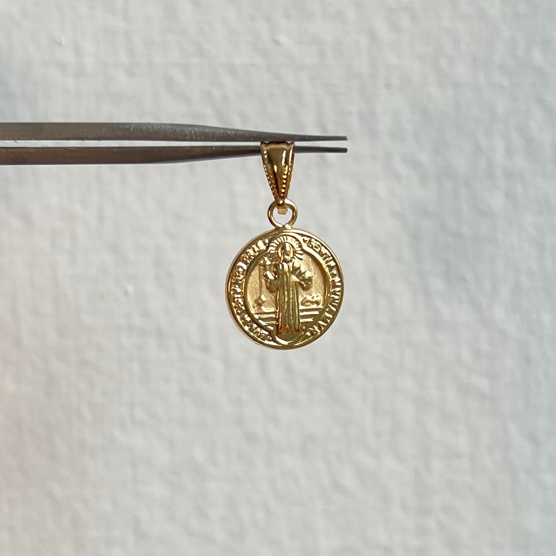 DIJE SAN BENITO  ORO AMARILLO 18K 0,95 GR / 1,2 MM / 1,5 CM