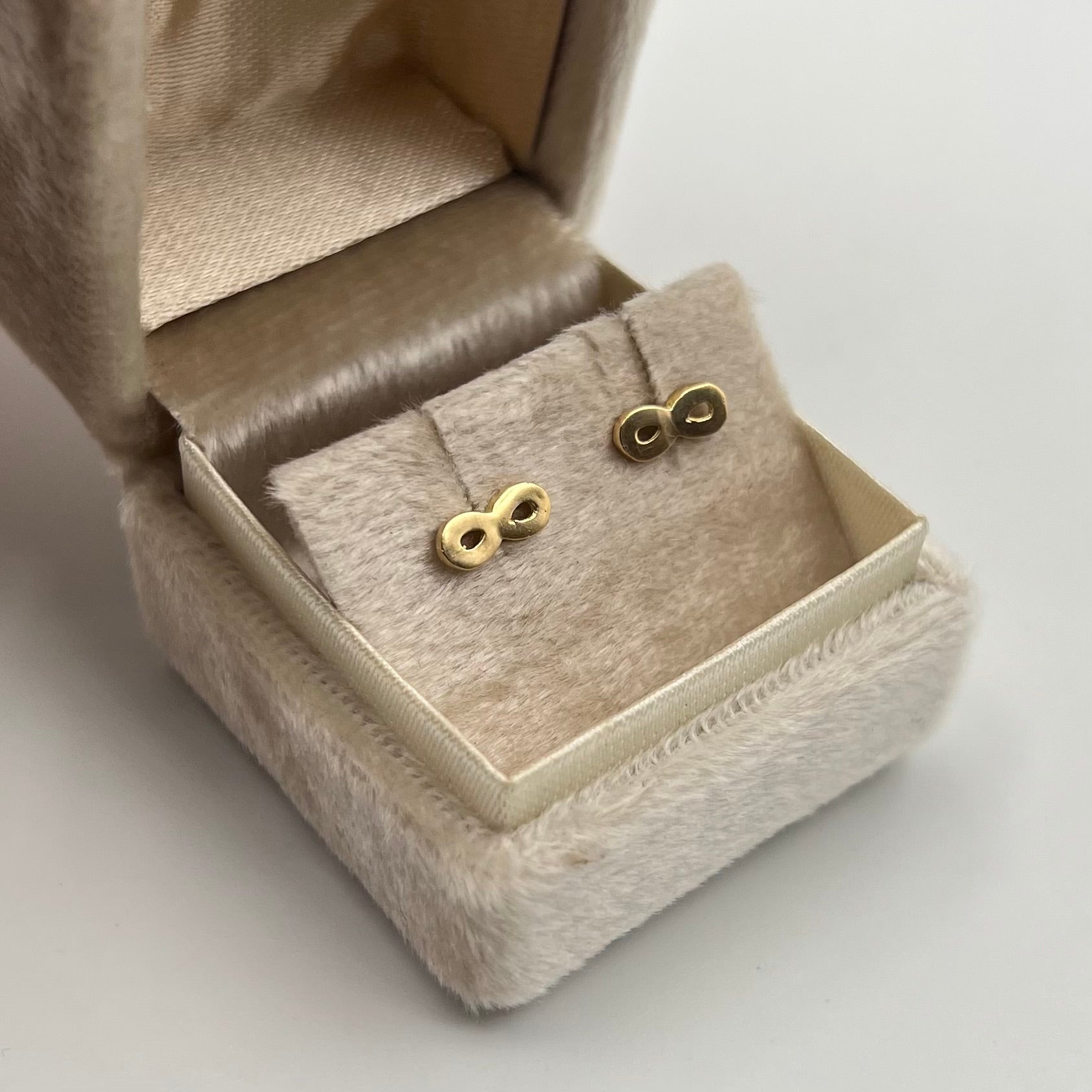 TOPOS INFINITO  ORO AMARILLO 18K 0,76 GR / 8 MM