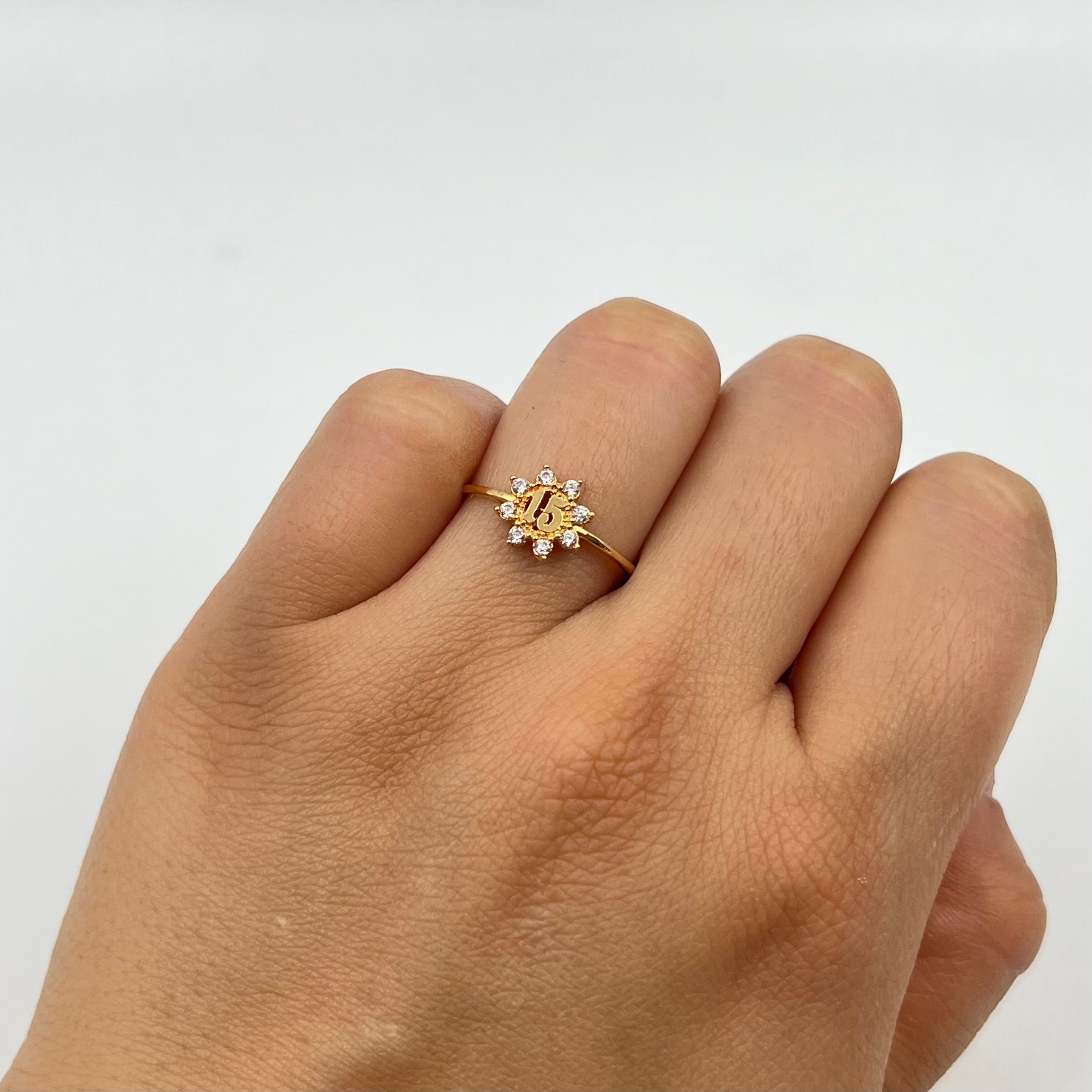 ANILLO 15 AÑOS FLOR CON CIRCONES  ORO AMARILLO 18K / TALLA 6/5 / 1,3 GR / 8 MM