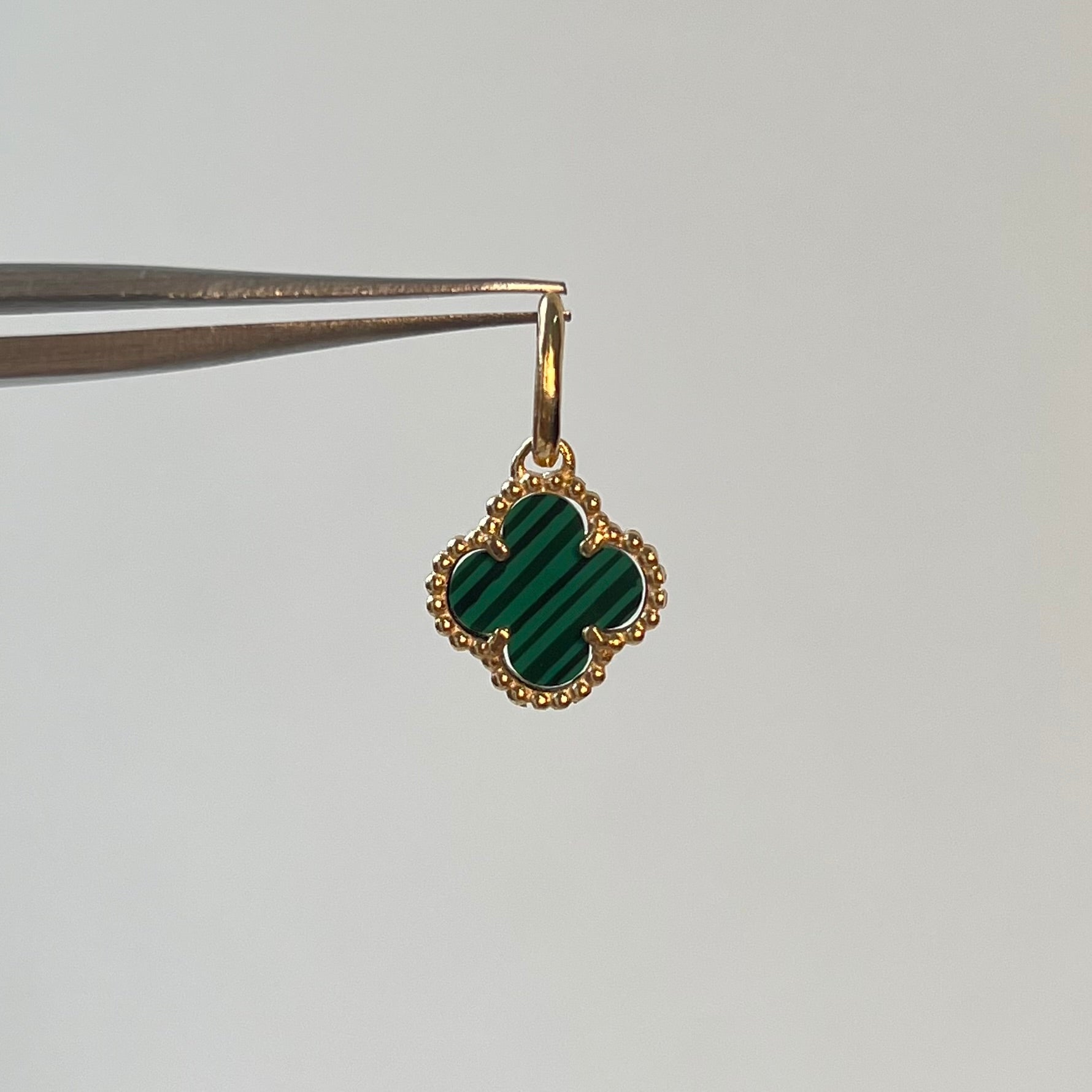 DIJE TREBOL VERDE ORO AMARILLO 18K 1,1 GR / 10 MM / 1,1 CM