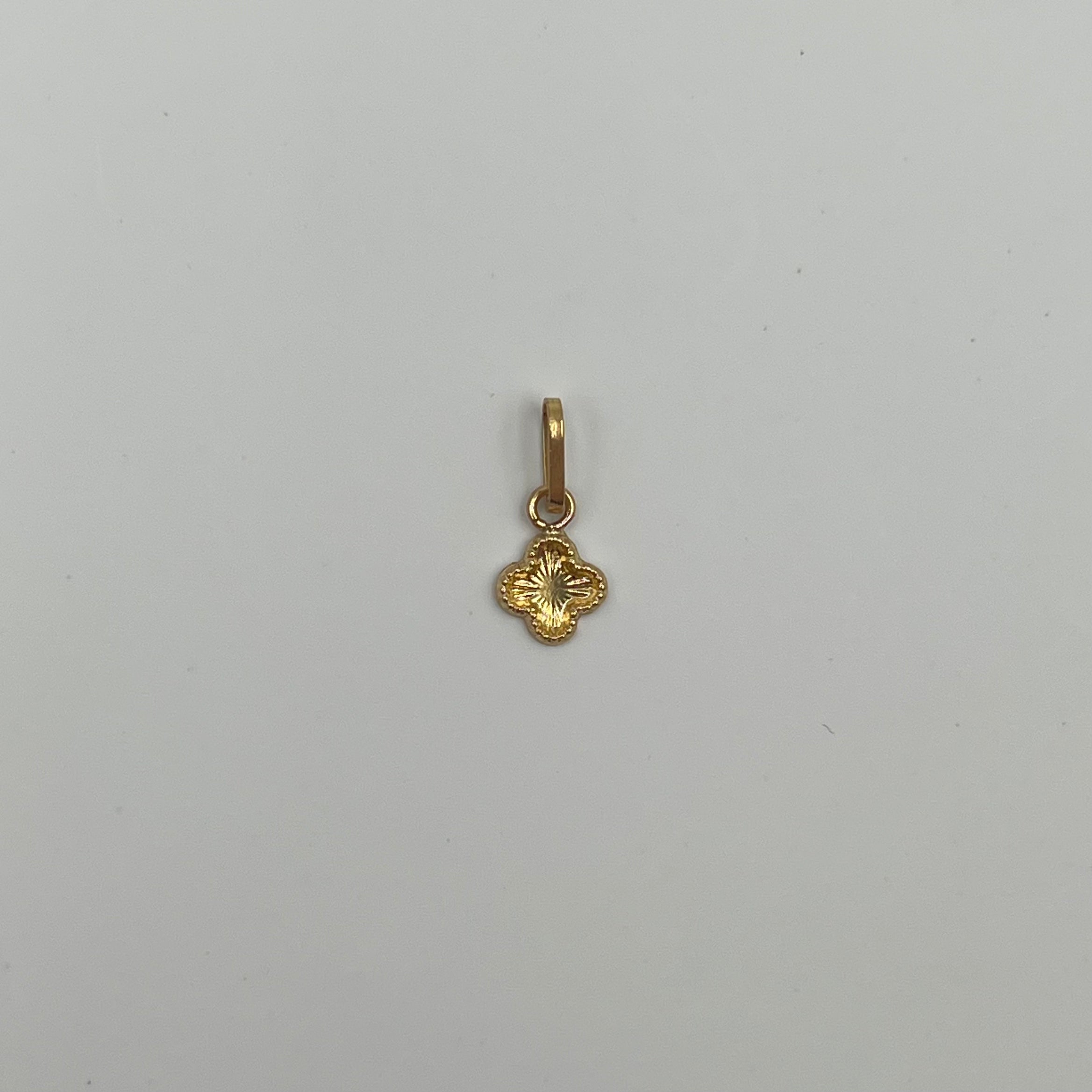 DIJE TREBOL  ORO AMARILLO 18K 0,24 GR / 6 MM / 1 CM
