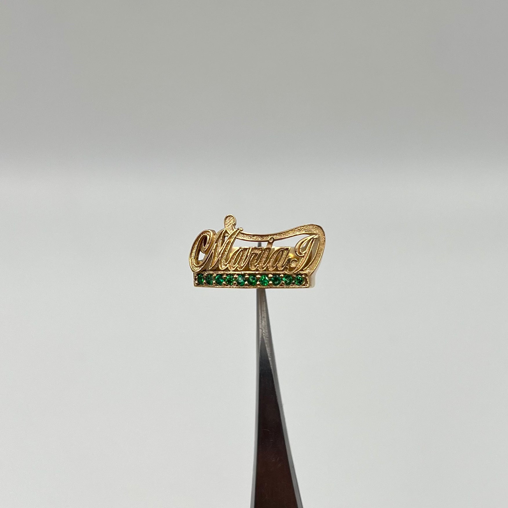 ANILLO NOMBRE CIRCONES VERDES ORO AMARILLO 18k / POR FABRICACIÓN / TALLA 5 / 5,63 GR