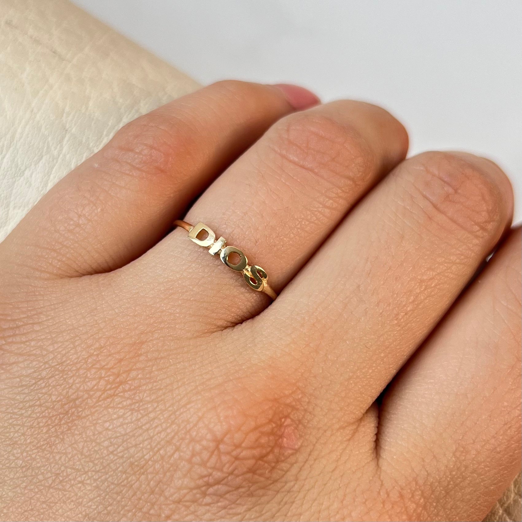 ANILLO DIOS ORO AMARILLO 18K / TALLA 5/1/4 / 0,88 GR / 1,1 MM