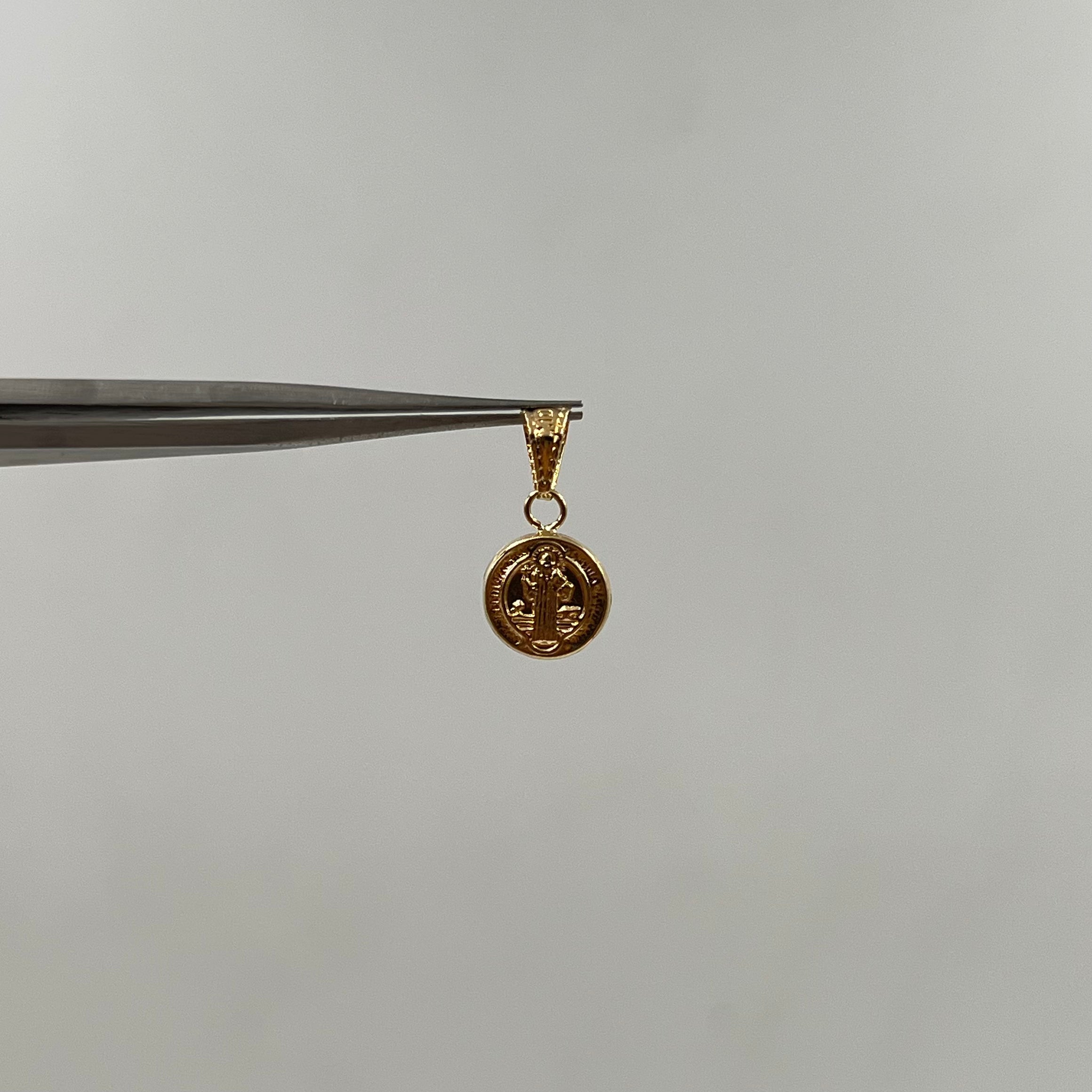 DIJE SAN BENITO  ORO AMARILLO 18K 0,4 GR / 8 MM / 1 CM