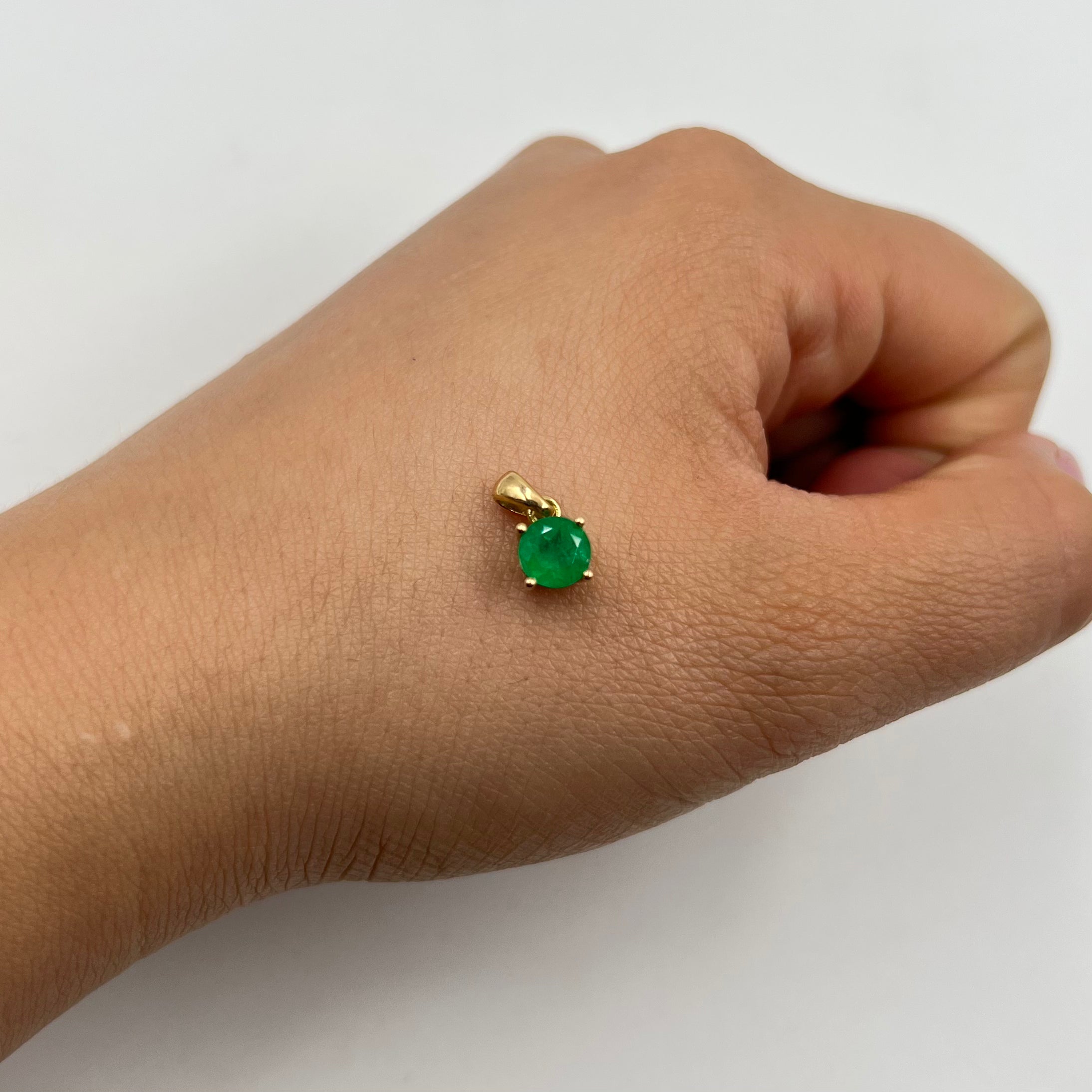 DIJE ESMERALDA CIRCULAR 0,70 CT ORO AMARILLO 18K / 0,91 GR / 5,7 MM / 0,7 CM (JOYA)